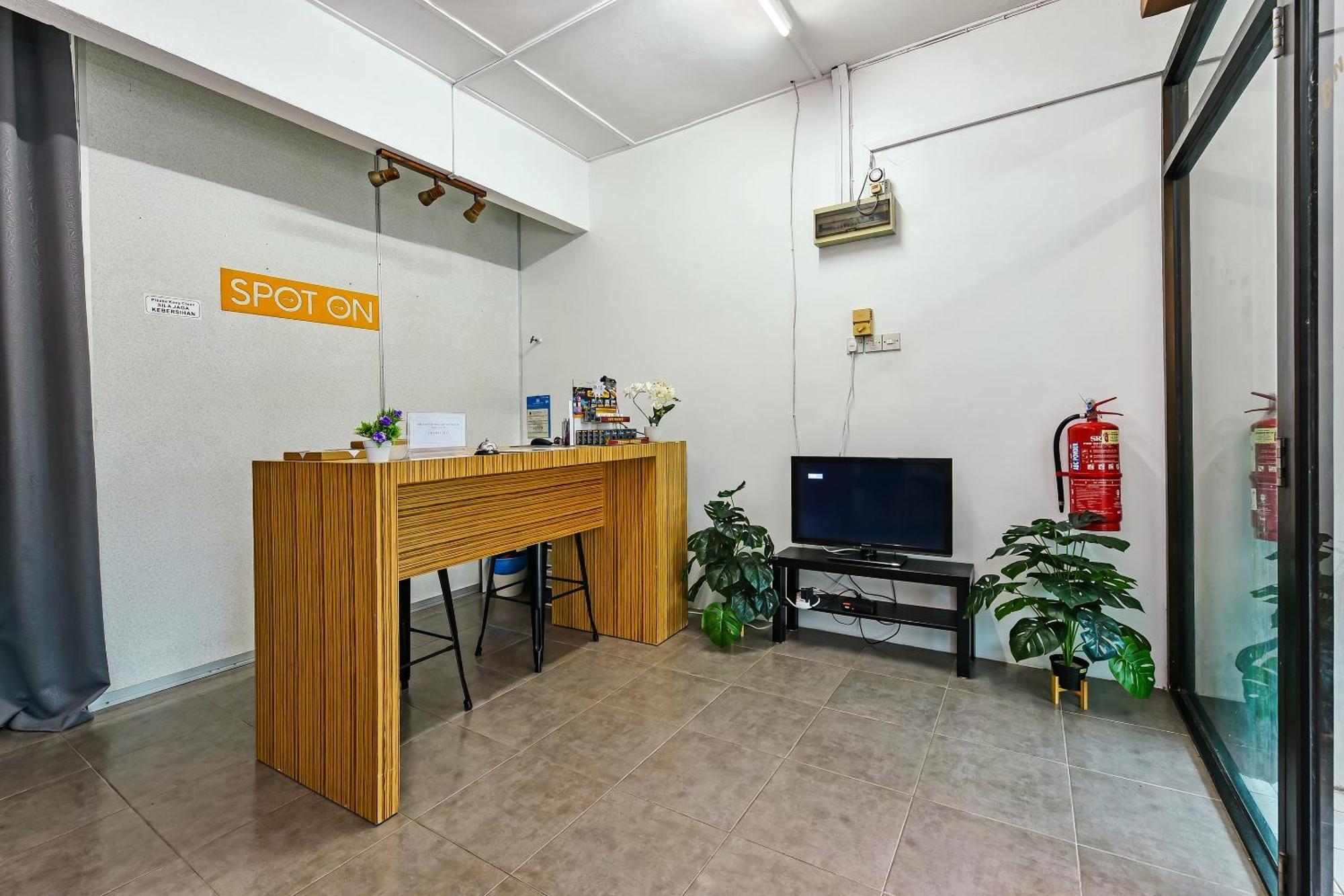 Spot On 90541 Pd Motel Петалинг Джая Екстериор снимка